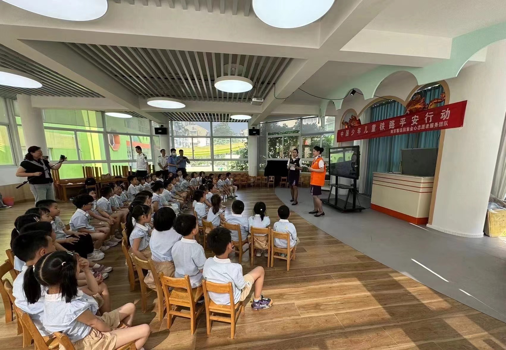 中国少年儿童铁路平安行动(图2)